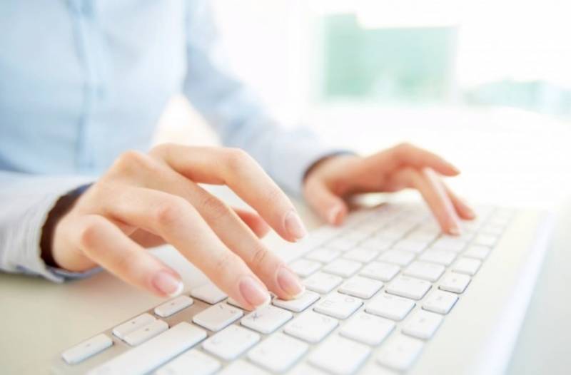 Una mujer escribiendo un correo electrónico. EPDA.