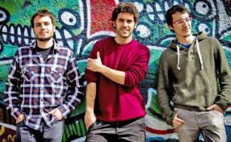 Àlex Martínez (veu i baix), Cesc Domènech (bateria) i David García (guitarra) son Tardor : : Sala Wah Wah