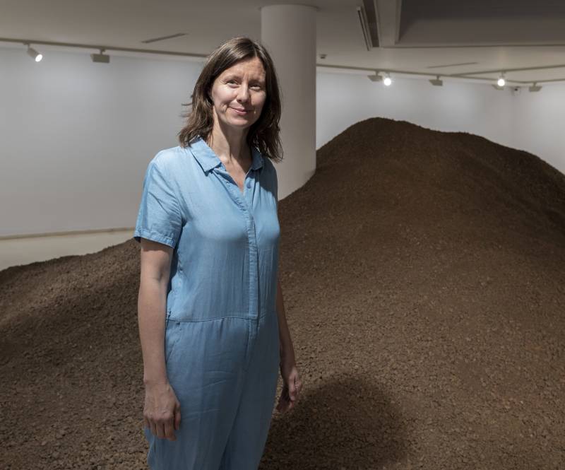 Lara Almarcegui en la sala expositiva del IVAM