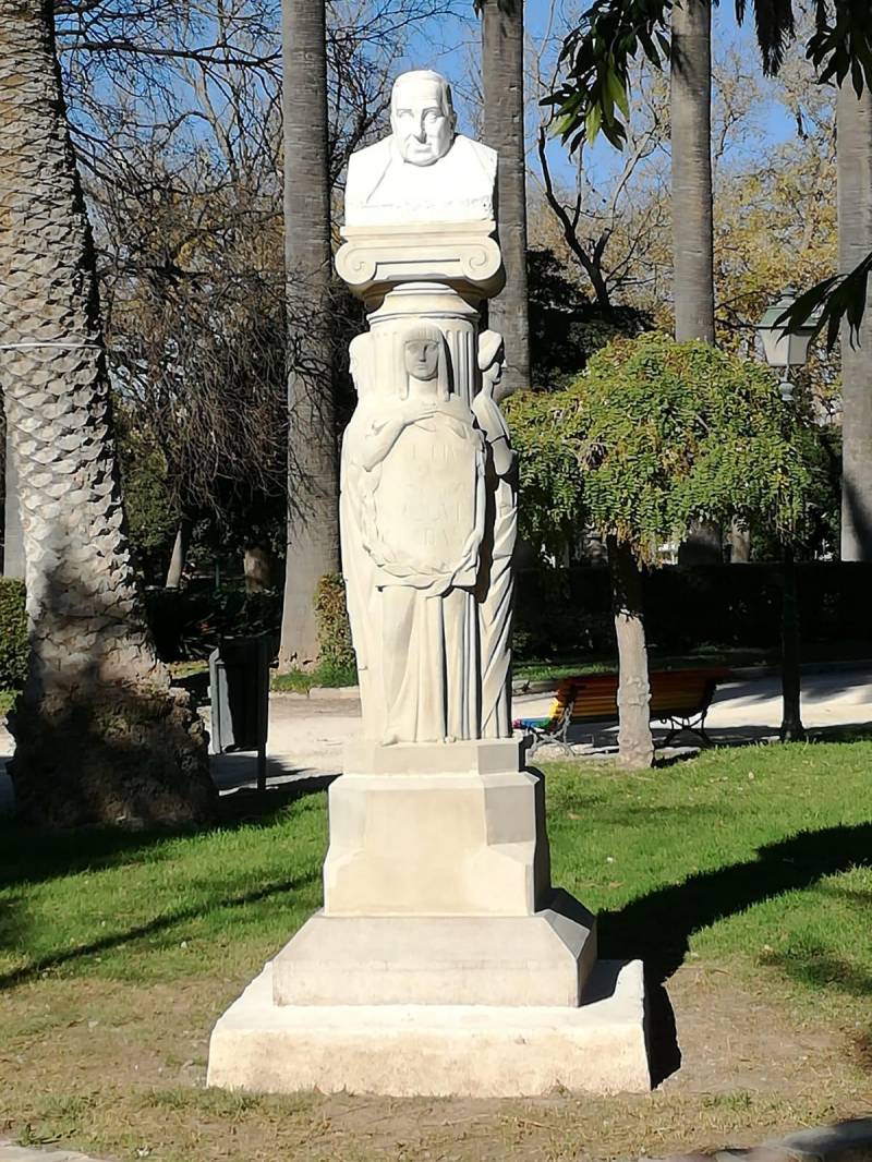 Escultura Roque Chabas