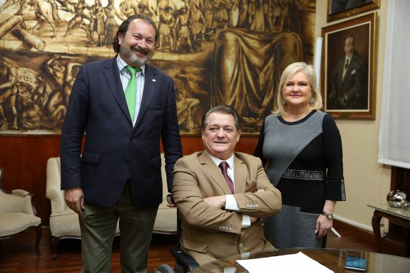 Vicepresidente Segundo del Ateneo, Enrique Mora;  presidenta del Ateneo, Carmen de Rosa y El Soro