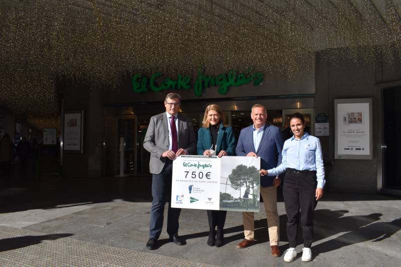 Guadalupe Ferrer (Casa Caridad), y Alfonso Monferrer y Natalia Laudelino (Federación de Pádel de la C. Valenciana), junto a Pau Pérez Rico (El Corte Inglés).