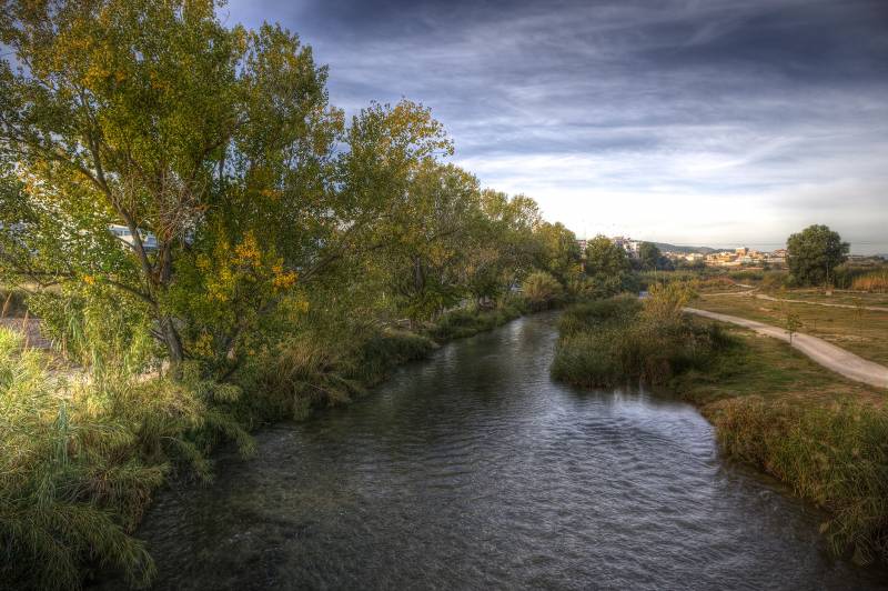 Una imagen del río que atraviesa Riba-Roja. FOTO VIU