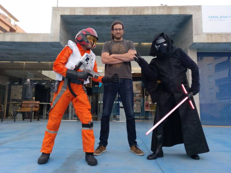 Sampedro, flanqueado por un piloto rebelde y Kylo Ren