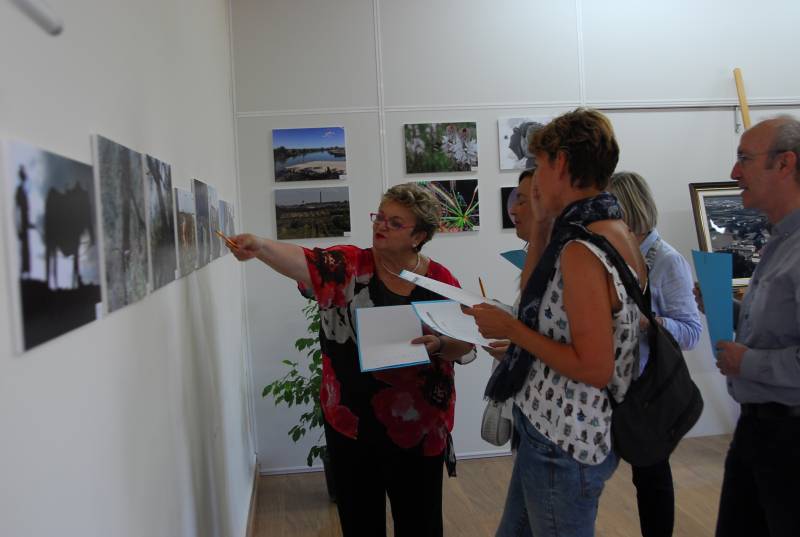 La diputada de Bienestar Social, Mercedes Berenguer, visita la muestra junto con el resto del jurado