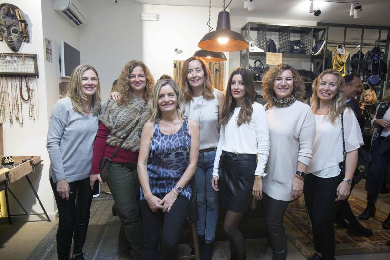 Cristina Bellido, Toté Sanchís, Susana Tomás, Elisa Tomás, Raquel Ferrer, Carmen Romero y Laura Boix y ambiente de la fiesta de inauguración 