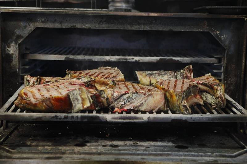 El punto ahumado le da unos matices deliciosos a la carne// Viu València