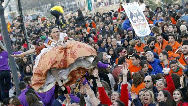 Falleros en el acto de la Crida. EFE