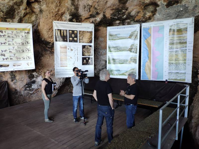 Arsuaga y Fernández en la Cova del Bolomor