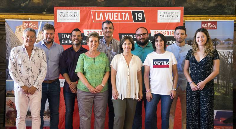 La alcaldesa, el diputado y el director de La Vuelta con el equipo de gobierno de El Puig