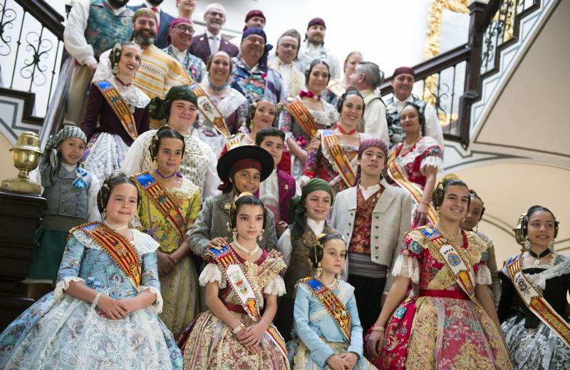 Recepción falleros de la provincia en Diputación. Foto Abulaila Recepción falleros de la provincia en Diputación. Foto Abulaila