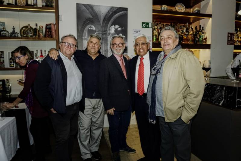 El propietario Emilio Gutiérrez, con un grupo de invitados