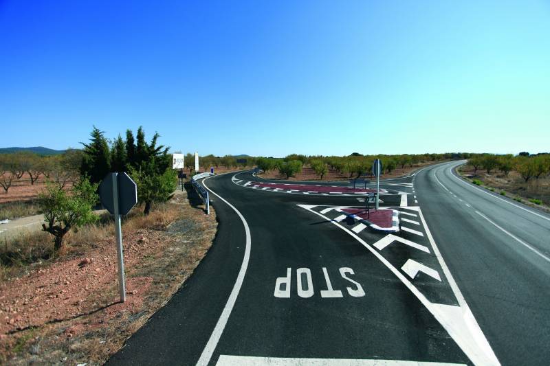 Una de las vías de la red provincial renovada por el área de Carreteras Una de las vías de la red provincial renovada por el área de Carreteras