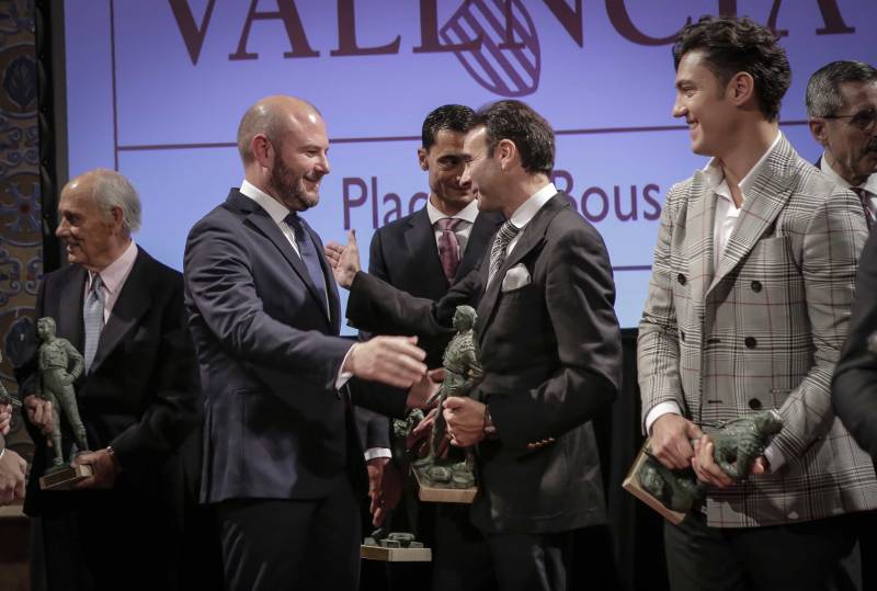 Ponce recibe el premio de manos del presidente de la Diputación de Valencia, Toni Gaspar