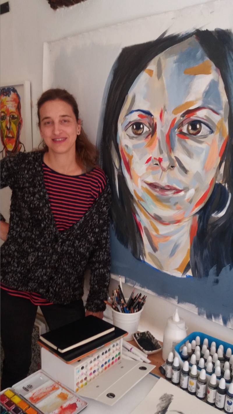 Patria Iranzo en su estudio con uno de sus retratos // Susana Martínez 