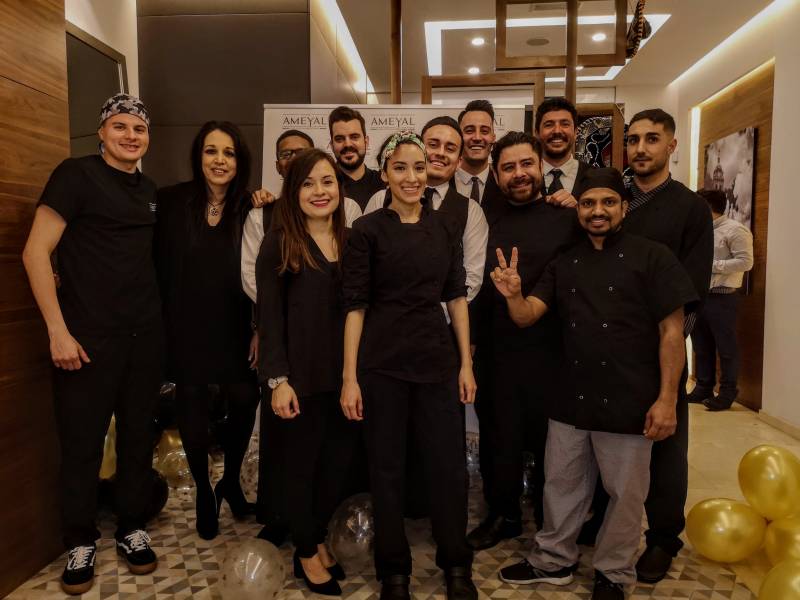 La gerente de Ameyal, Elena Gutiérrez, con el equipo del restaurante