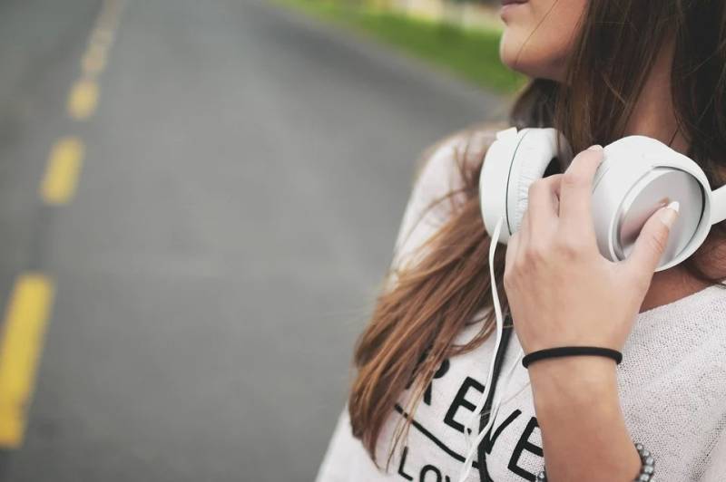 Chica con unos cascos de música. EPDA