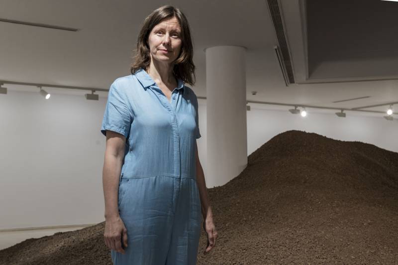 Lara Almarcegui en la galería 6 del IVAM que acoge su proyecto sobre el volcán de Agras Lara Almarcegui en la galería 6 del IVAM que acoge su proyecto sobre el volcán de Agras