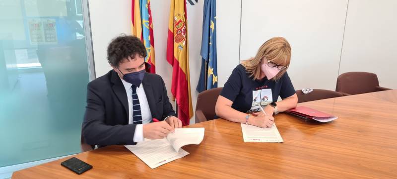 El secretario autonómico de Turisme, Francesc Colomer y la presidenta de la Federación de Sociedades Musicales de la Comunitat Valenciana (FSMCV), Daniela González. Imagen: GVA