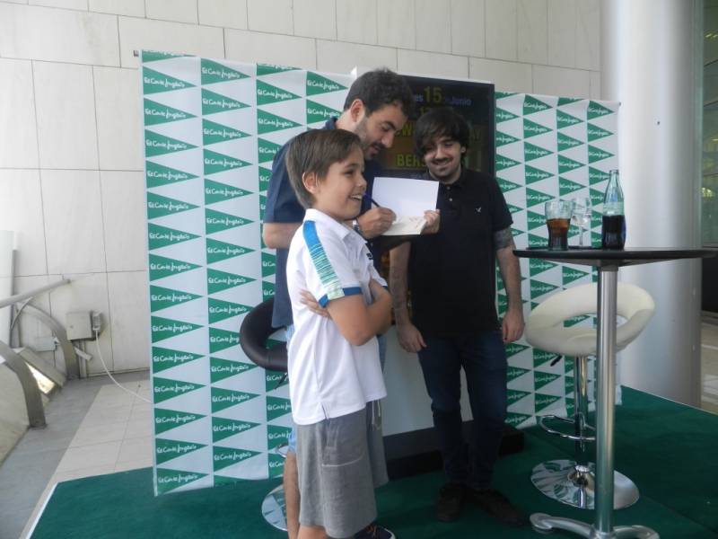 Town y Bers firmando la novela a uno de sus seguidores en el Corte Inglés