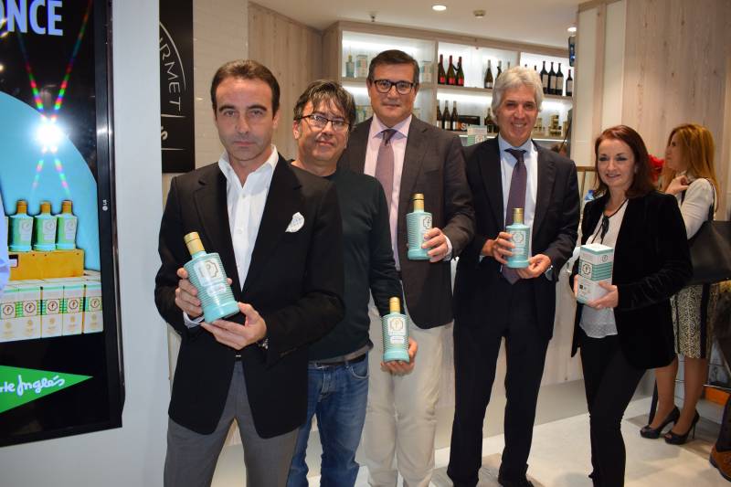 El maestro Enrique Ponce junto a Jesús Machí, Pau Pérez Rico, Agustín Alonso, director de El Corte Inglés de Avenida Francia, y la nutricionista Mª Ángeles Burguete