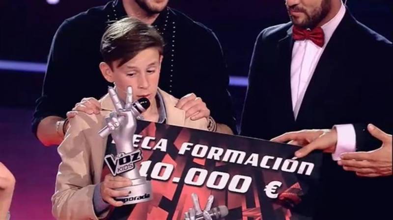 José María recibiendo el premio de la Voz Kids 2015// tomada de Europapress