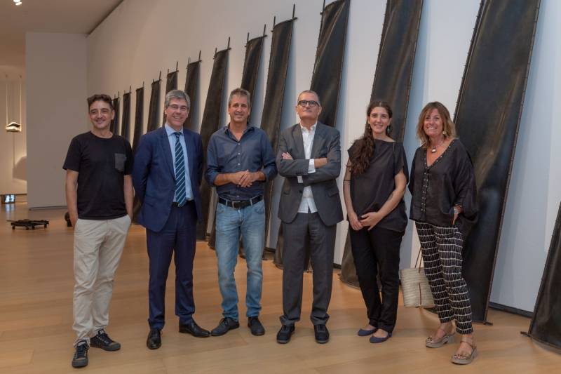 Mira Bernabeu, Galería Espai Visor; Ramon Satorra, Fundación Banco Sabadell; Ramon Escrivà, comisario de la muestra; José Miguel Cortés, director IVAM; María Silvestre, hija de Ángeles Marco, y Montserrat Corominas, directora adjunta de la Colección de la Fundación Banco Sabadell