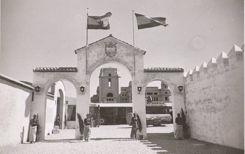 XX Feria Oficial e Internacional de Muestras. Valencia 1942. Con edificio de Rectorado en obras de fondo. Biblioteca Nacional de España.