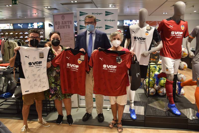 Ganadoras de las camisetas del Valencia CF por el concruso 