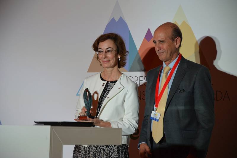 Carmen Bieger, directora de la Fundación ATRESMEDIA, con Rafael Caamaño, presidente de CECE Sevilla y CECE Andalucía. //EPDA