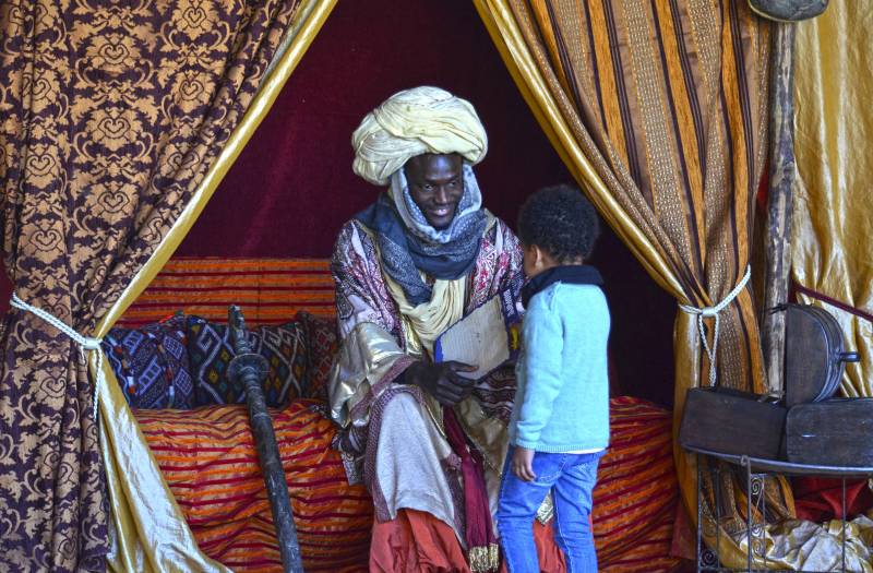 Los peques de la casa entregan las cartas al Emisario de los Reyes Magos en el Poblado de las Jaimas de BIOPARC Valencia