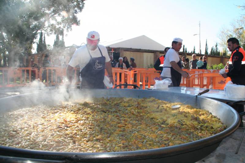 La paella gigante que se cocinó para los asistentes//Viu València.