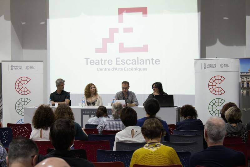 La diputada de Teatros, Rosa Pérez Garijo, junto al director del Escalante, Josep Policarpo, durante la rueda de prensa