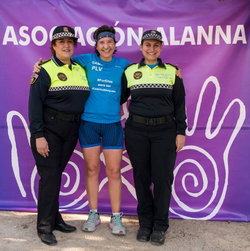 La Policía Local se volcó. FOTO J. FÉLIX GIMENO