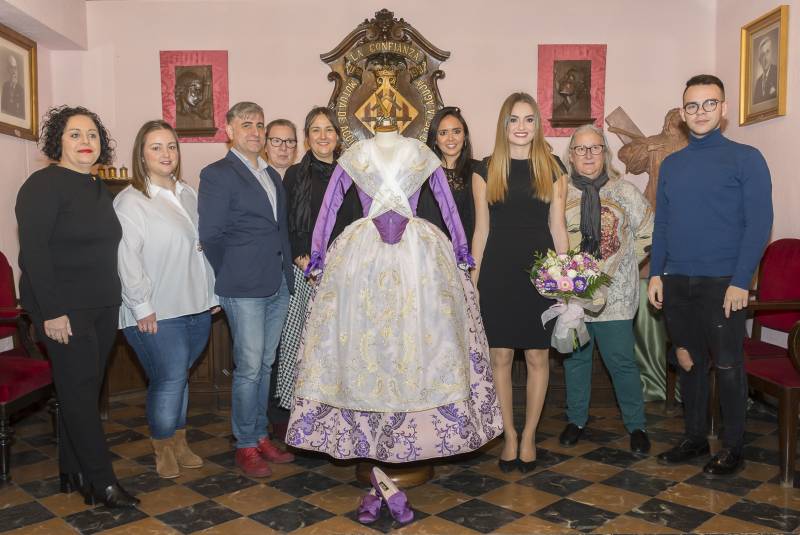 Los alumnos de la Escuela de Formación del Gremio junto al profesor de indumentaria popular y director del proyecto, Arturo Torremocha