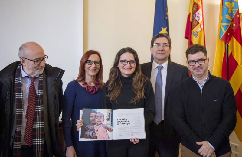 Representantes de la Generalitat, la Diputació y entidades cooperativas durante la presentación del libro Representantes de la Generalitat, la Diputació y entidades cooperativas durante la presentación del libro