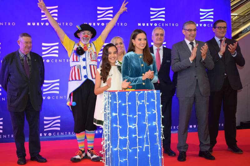 Marina Civera y Sara Larrazábal, Fallera Mayor y Fallera Mayor Infantil de Valencia, Mar Sánchez Marchori, de la campaña solidaria de recogida de juguetes 