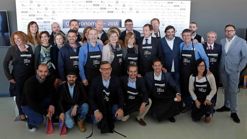 Una amplia representación de los cocineros participantes y los organizadores//Viu València