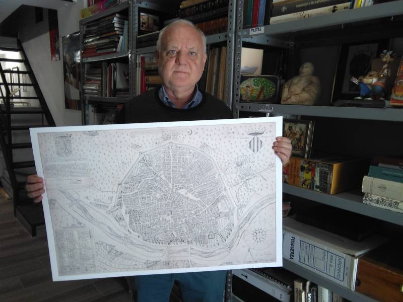 Rafa Solaz con el plano de Manceli 