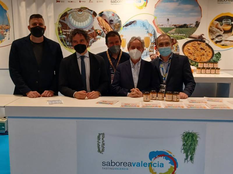 La Fallera Mayor Infantil de Valencia, el Ayuntamiento de Valencia se unen para defender el emoji original de la paella//P. Ortuño