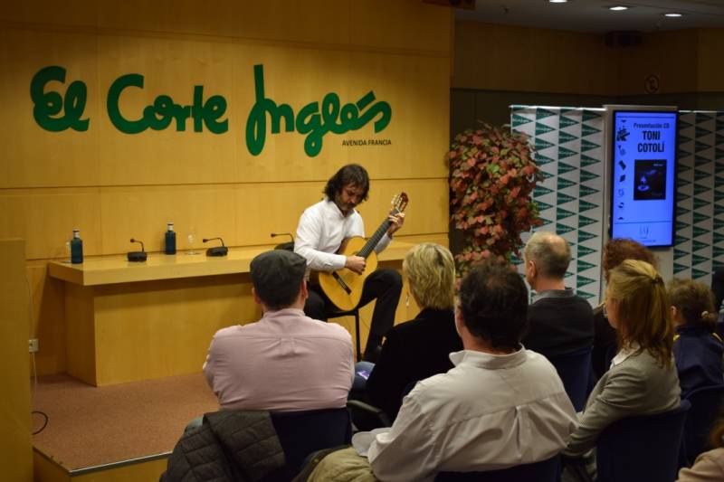 Toni Cotolí tocando uno de los temas del disco