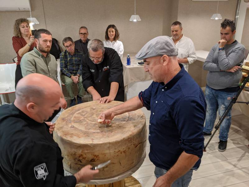 Apertura del queso de 174 kilos