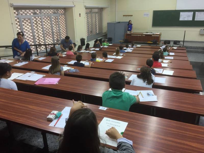 Niños disfrutando de los farolillos. EPDA.