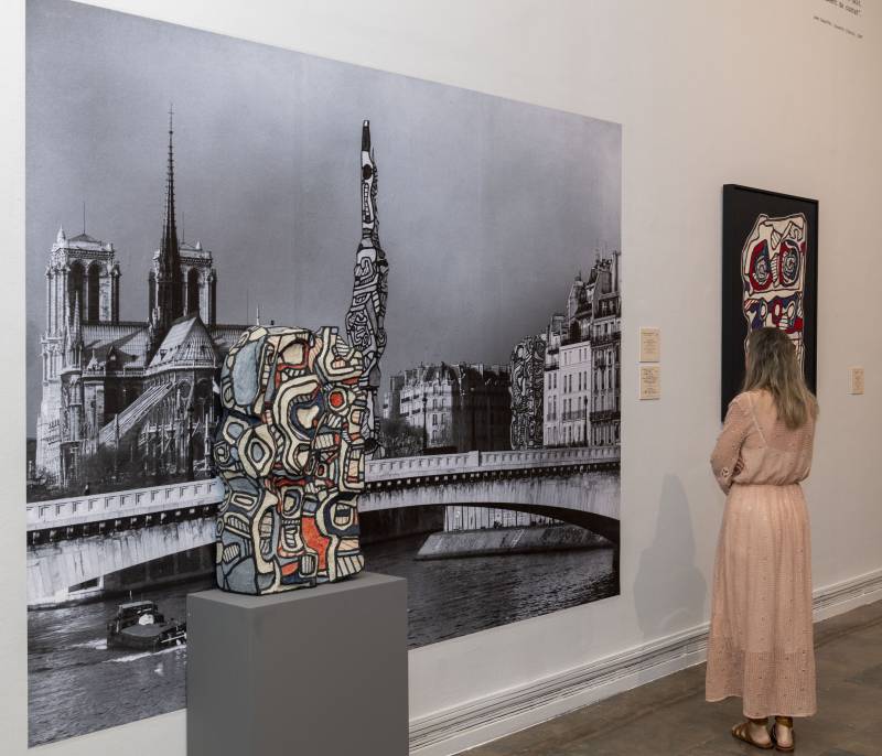 Visitante en sala Jean Dubuffet Visitante en sala Jean Dubuffet