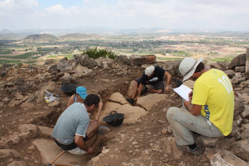Voluntarios trabajando en uno de los proyectos del plan de excavaciones del Museu de Prehistòria