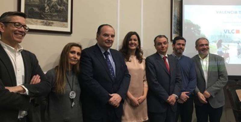 La concejala Sandra Gómez, con los representantes del sector turístico