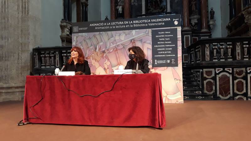 Tatiana Planes, Eva Sanchis y Maria Josep Amigó con la pintura de Ferriol // Foto: M. Pazos