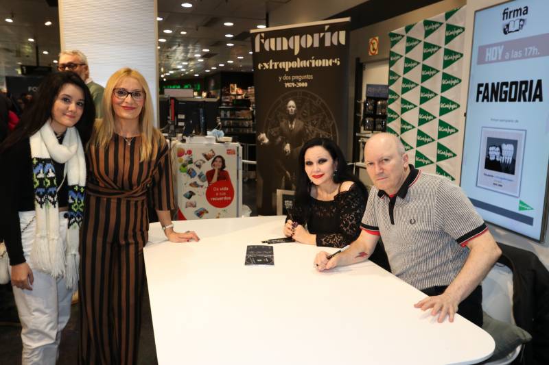 Alaska y Nacho Canut, firmando ejemplares de este nuevo álbum a sus seguidores valencianos