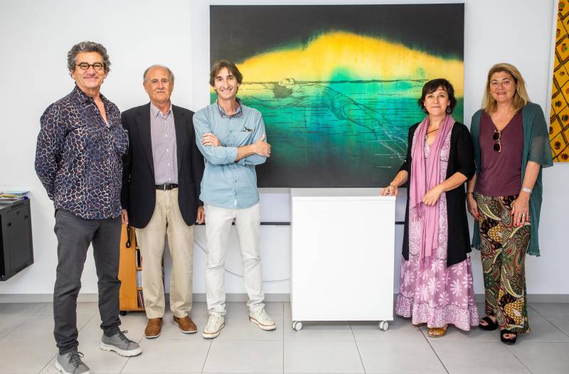 Antonio Girbés, Luis Miralles (presidente de Casa Caridad), Ximo Amigó, Cristina Sánchez (responsable de Trabajo Social) y Guadalupe Ferrer (gerente de Casa Caridad) en la presentación del cuadro ?Superviviente?