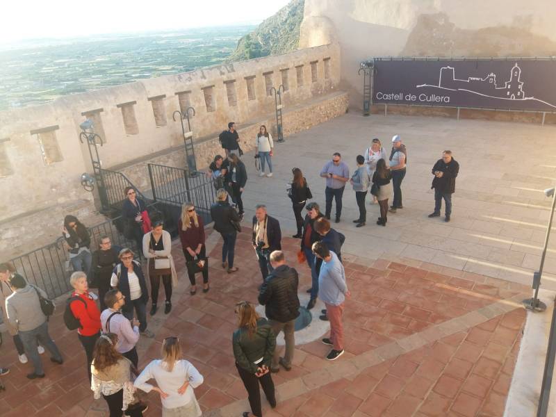 La comitiva en el interior del Castillo de Cullera